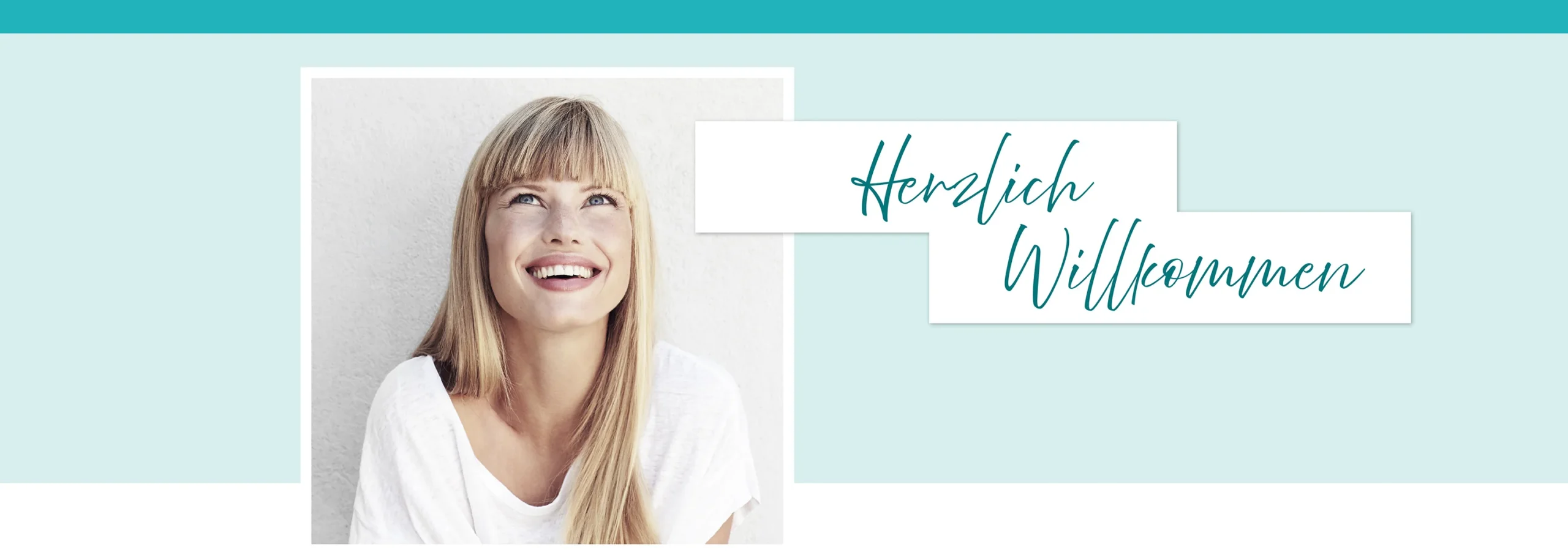 Lächelnde blonde Frau mit Pony und schulterlangem Haar vor helltürkisem Hintergrund. Daneben steht der Schriftzug „Herzlich Willkommen“ in türkiser Schreibschrift.
